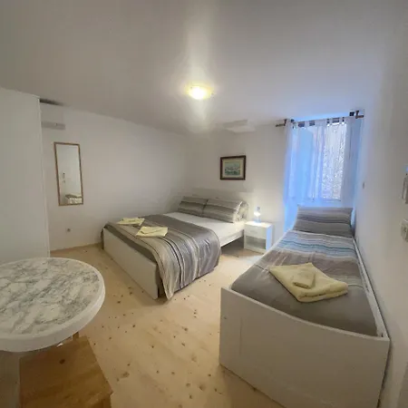 בית הארחה Boutique House Djak 3*